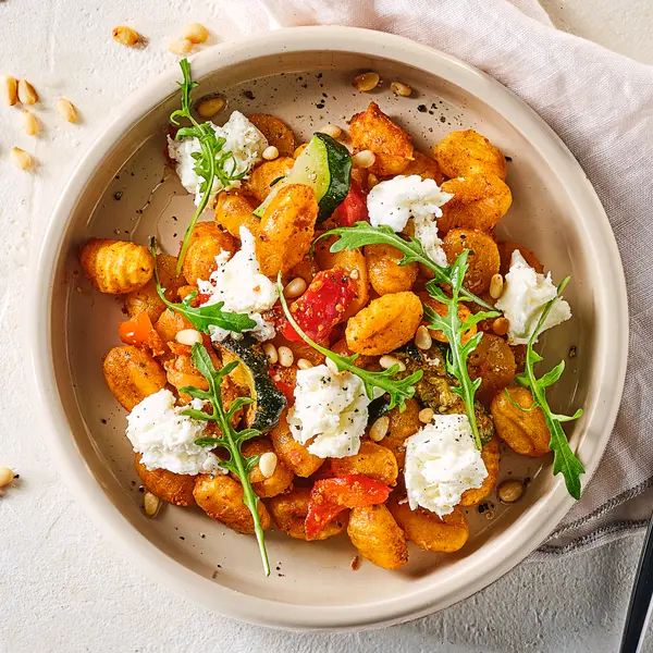 Krokante gnocchi met tomaten-pesto