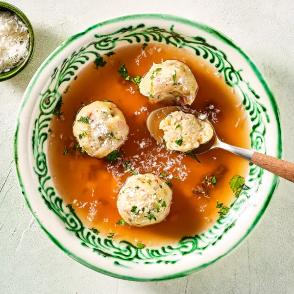 Italiaanse knoedels in runderbouillon