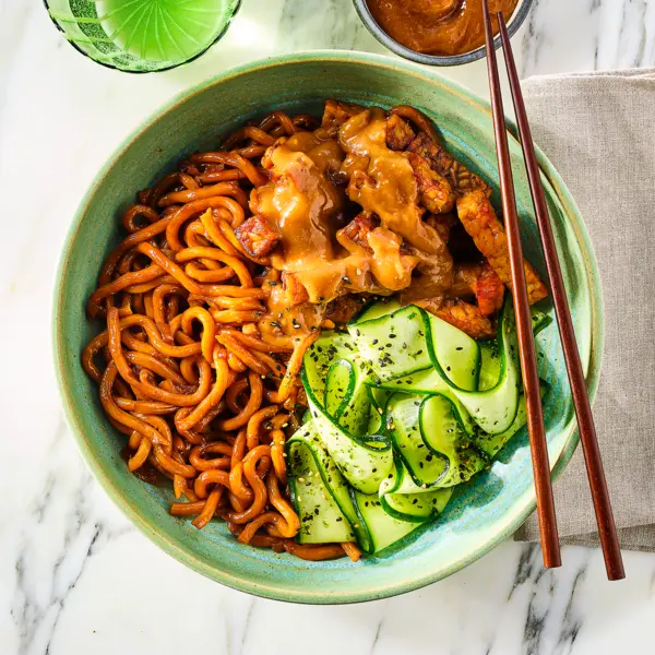 Ketjap-udon met ‘saté-tempeh’