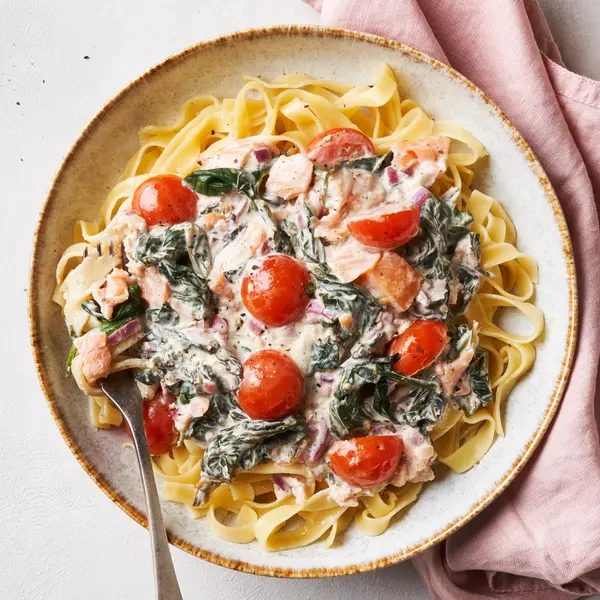 Tagliatelle met gerookte zalm, spinazie en kruidenroomkaas