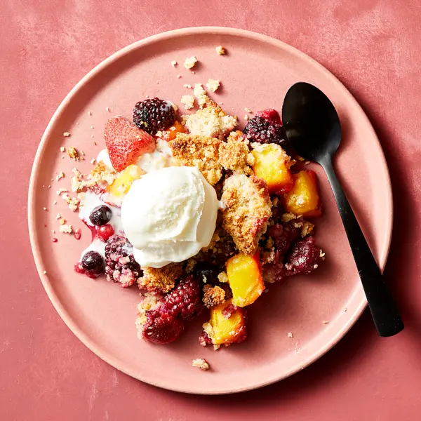 Kleurige fruitcrumble