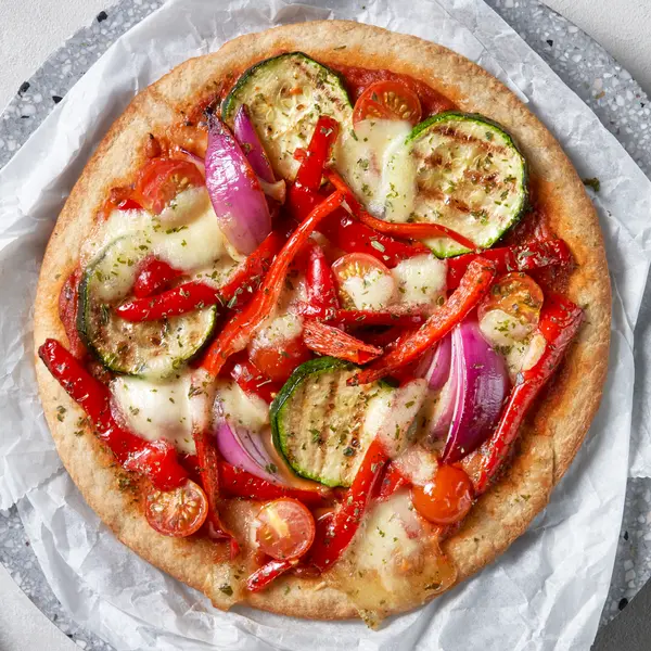 Bloemkoolpizza met gegrilde groente en mozzarella