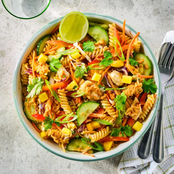 Thaise stijl pastasalade met kip en pindadressing