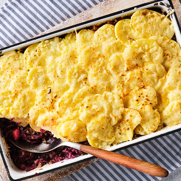 Ovenschotel met rode kool en gehakt