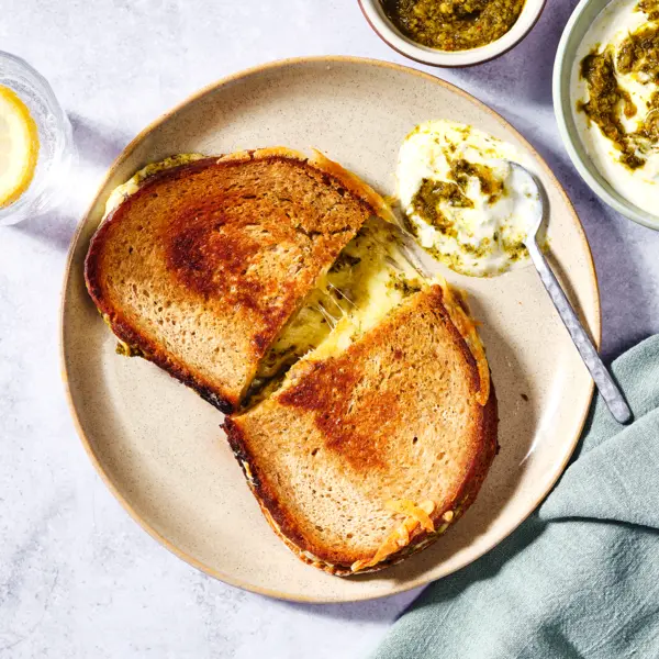Tosti met groene harissa met yoghurt-harissadip