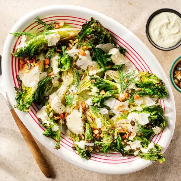 Gegrilde little gem met caesarsaus