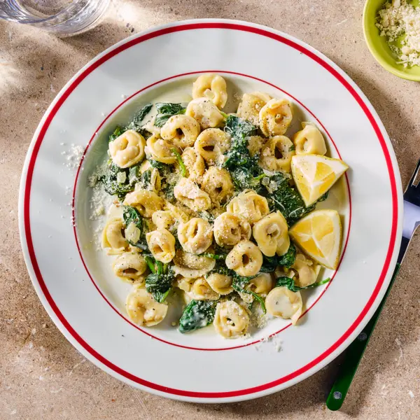 Romige tortellini met boursin en spinazie