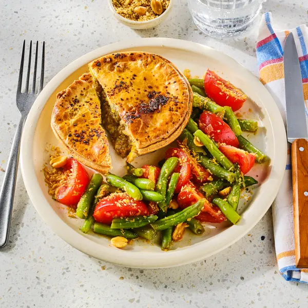 Rendang pie met sperziebonensalade