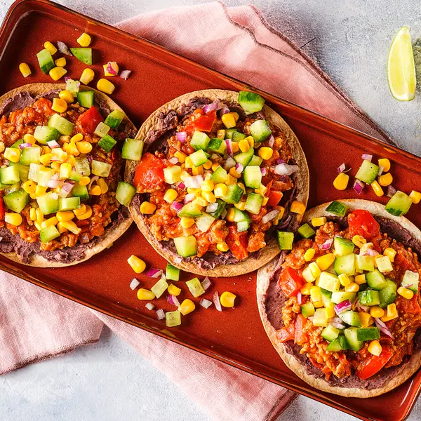 Crispy Tostada's met zwarte bonenspread en gehakt