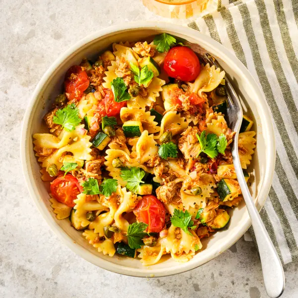Farfalle met rode pesto en tonijn