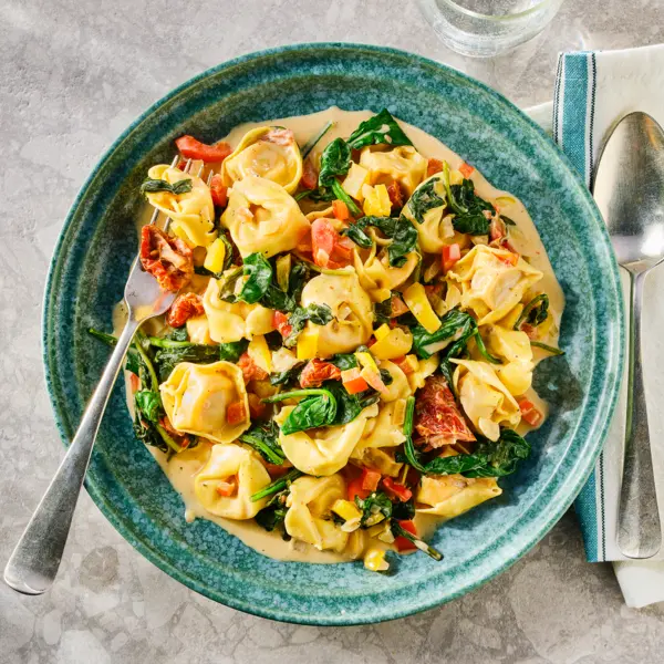 Tortellini met paprika en zongedroogde tomaat