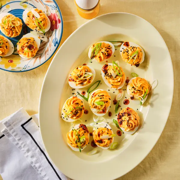 Gevulde chili crisp eitjes met zwart sesamzaad