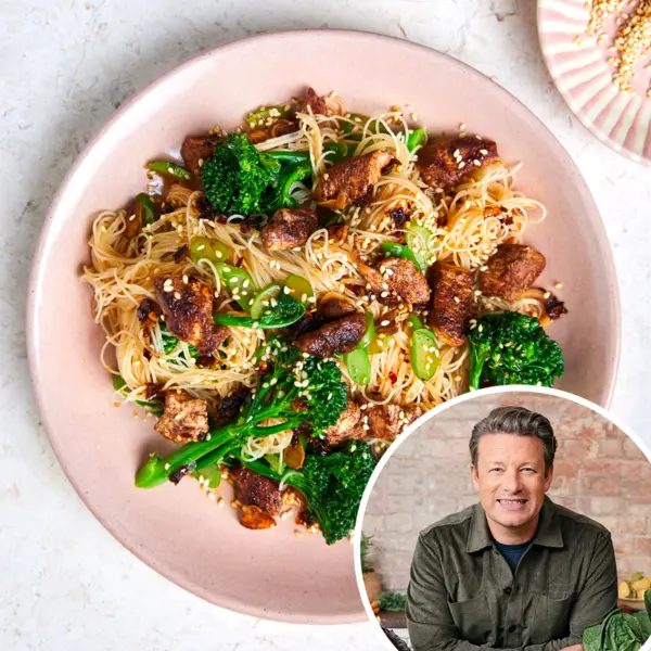 Noedels met krokante kip en bimi