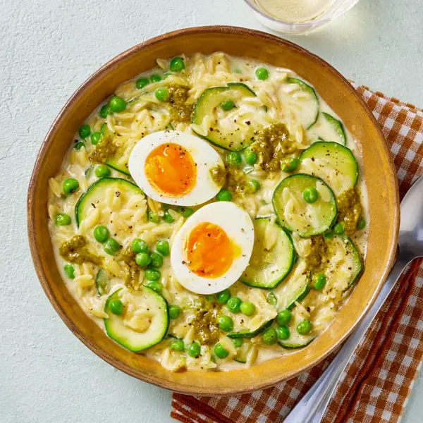 Romige orzotto met geitenkaas met zachtgekookt eitje