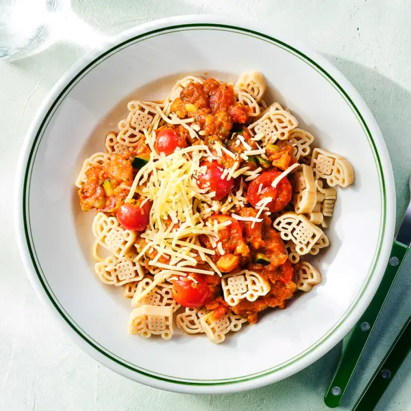 Picnic pastawagens met geraspte kaas