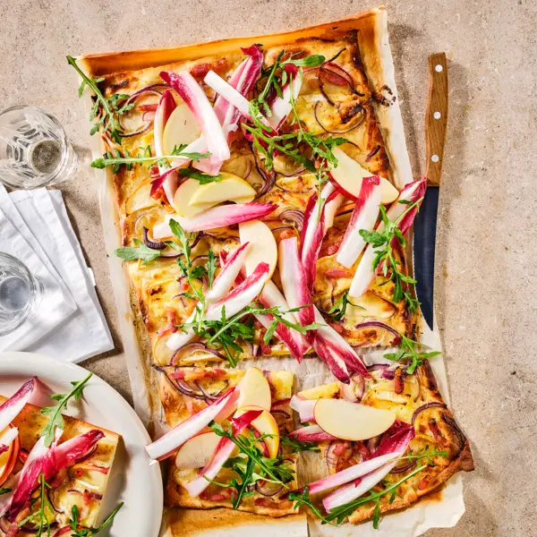 Flammkuchen met brie, spekjes, appel en roodlof