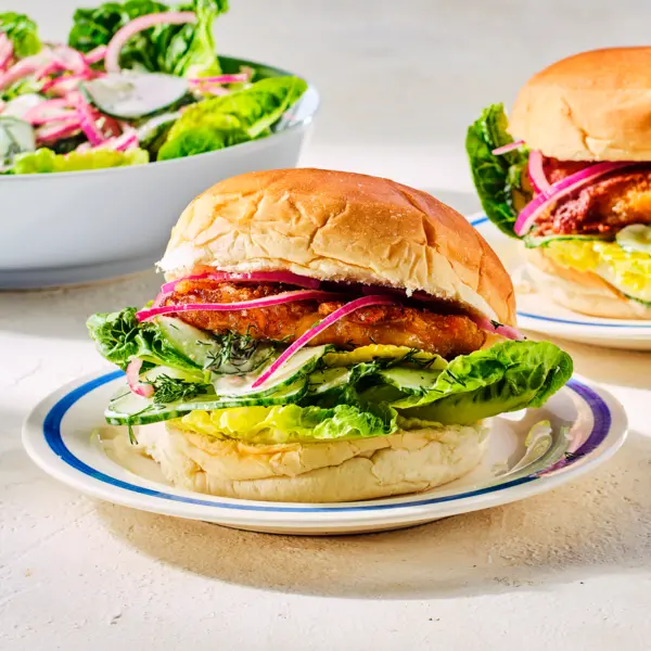 Kaasschnitzelburger met komkommersalade