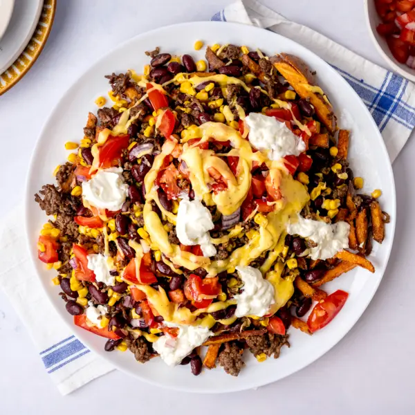 Loaded zoete aardappelfrietjes met gehakt