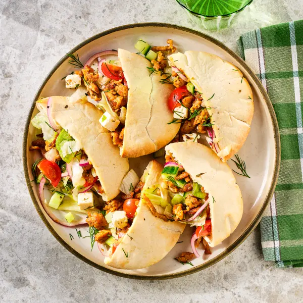 Pita met kipgehakt en Griekse salade