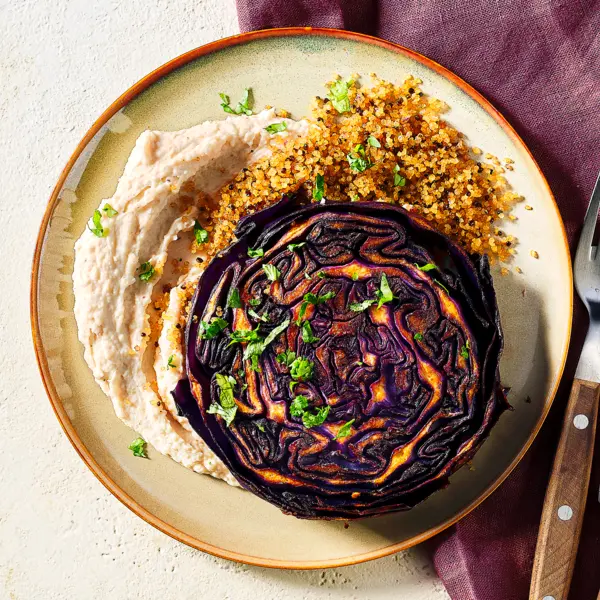 Quinoa en rode kool uit de oven met bonencrème