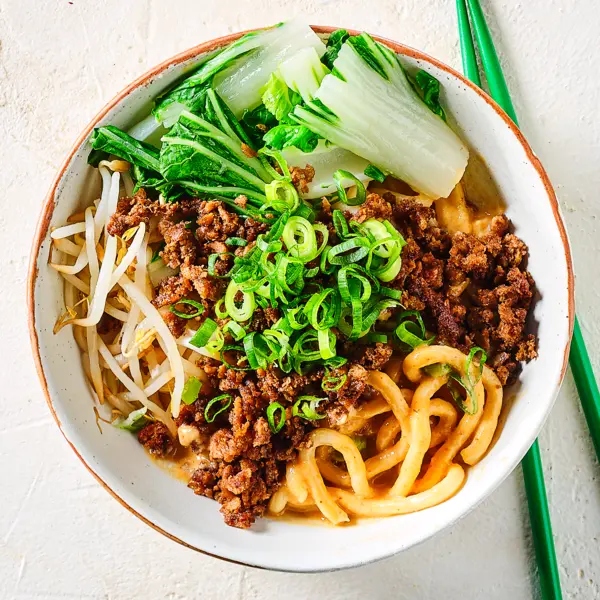 Udonnoedels met vegan gehakt en sesamdressing