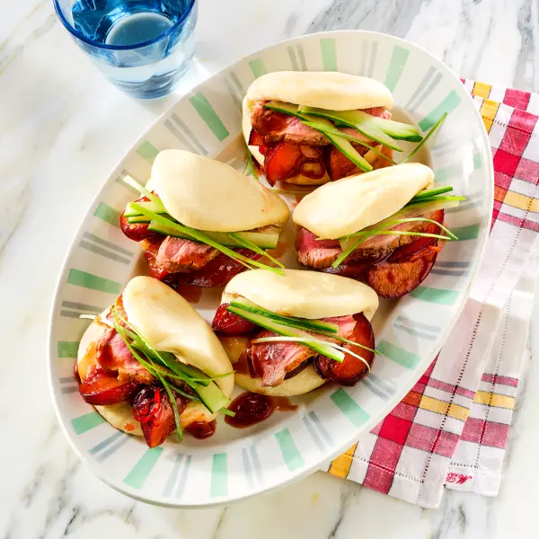 Bao buns met eendenborst in pruimensaus
