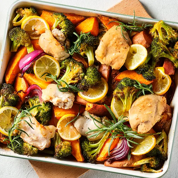 Kipdij-traybake met rozemarijn en citroen