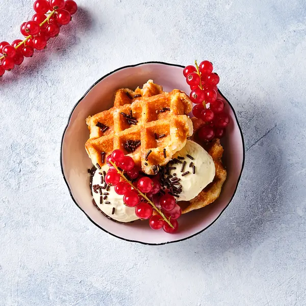 Luikse wafel met bessen en vanille-ijs