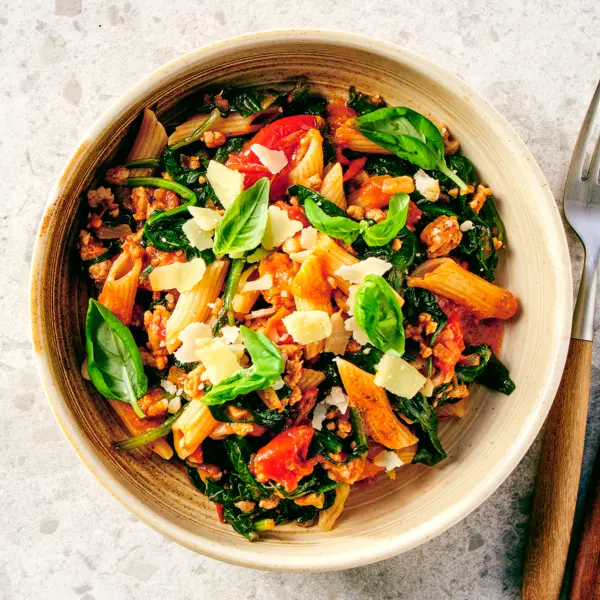 Verse penne met spinazie, kipgehakt en tomaat