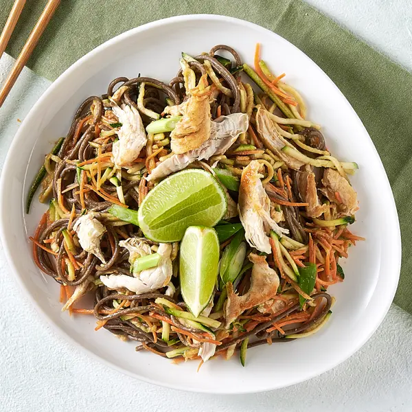 Noedelsalade met pinda-dressing en kip