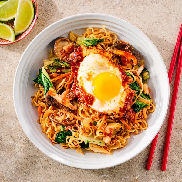 Noedels met gochujang-ei