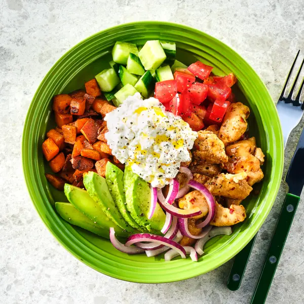 Hüttenkäsebowl met sweet chili kip