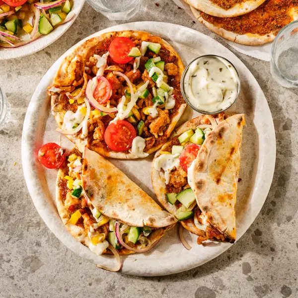 Turkse pizza met kipgehakt en salade