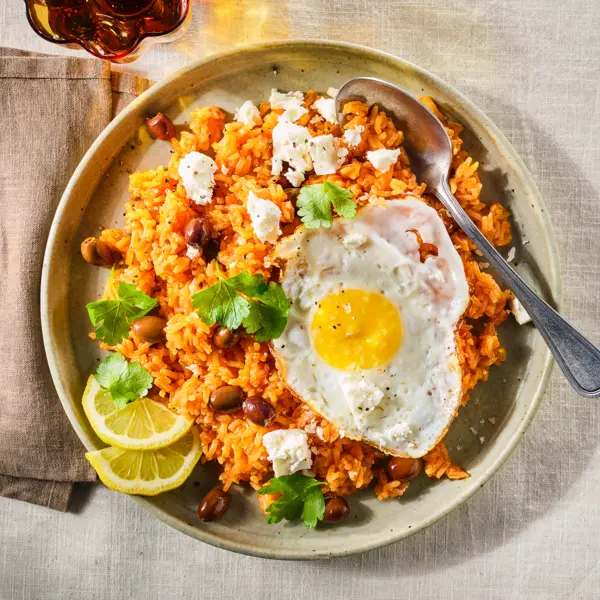 Snelle tomatenrijst met olijven en feta