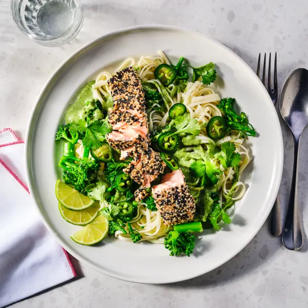 Crispy sesamzalm en groene kokosnoedels