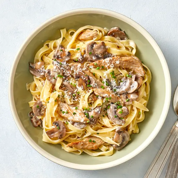 Verse tagliatelle met kalkoen en champignons