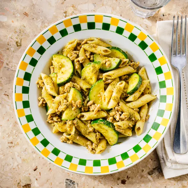 Pasta pesto met courgette en kipgehakt
