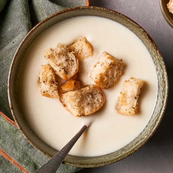 Romige pastinaaksoep met zelfgemaakte saliecroutons