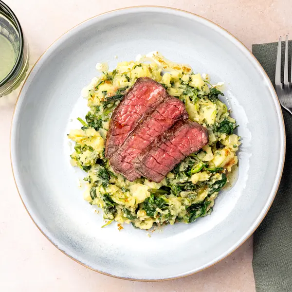 Spinazie-pastinaakstamppot met biefstuk