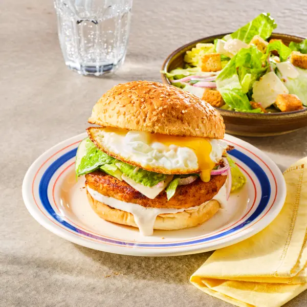Caesar kipburger met gebakken eitje