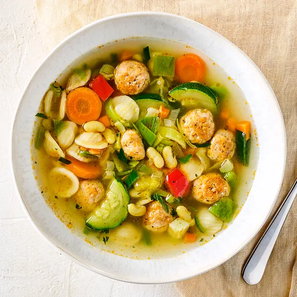 Lenteminestrone met kipballetjes