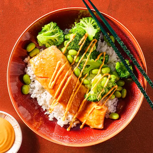 Sushibowl met gemarineerde zalm