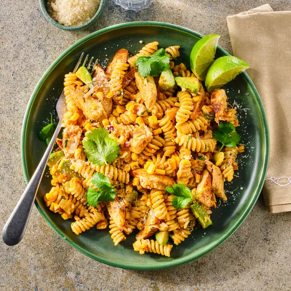 Kip-pastasalade met geroosterde maïs en avocado