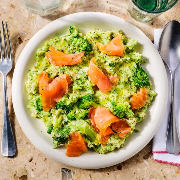 Broccoli-stamppot met gerookte zalm