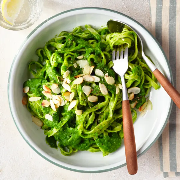 Pasta in romige bonen-spinaziesaus