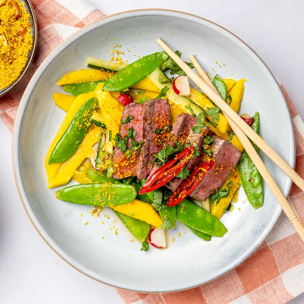 Thaise stijl biefstuksalade