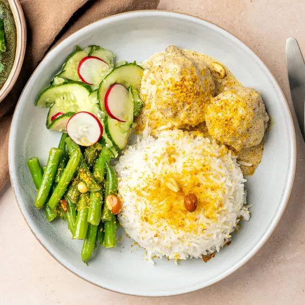Rendang-gehaktballetjes met sperziebonen