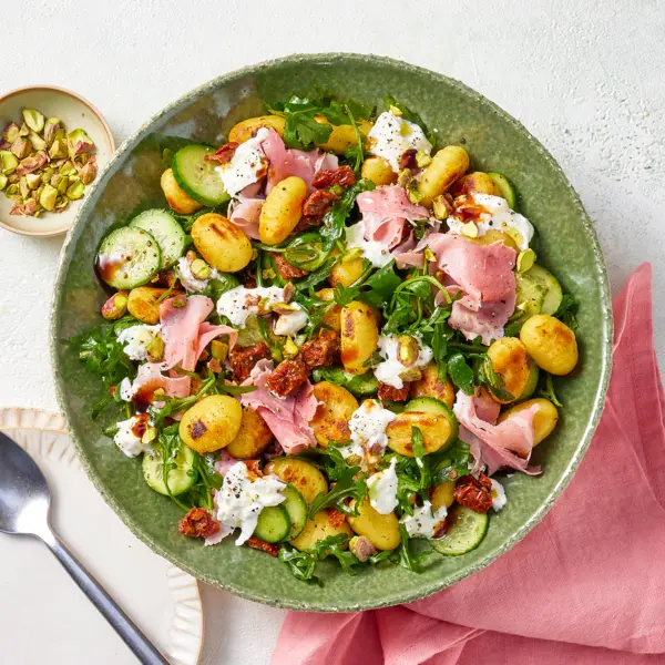 Crispy gnocchi-salade met burrata met achterham