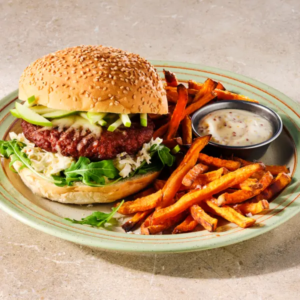 Cheeseburger met zoete aardappelfriet