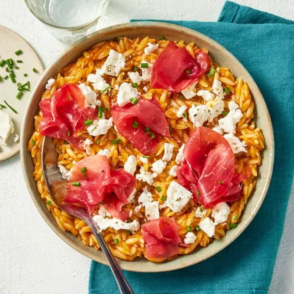Orzo in ratatouillesaus met feta en coppa